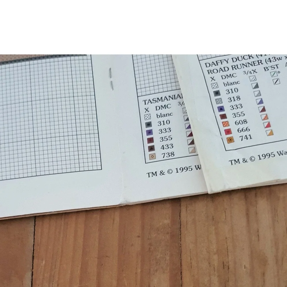Vintage Looney Tunes Cross Stitch Pattern Book‎ Lot Leisure Arts 2564 2723 1990s